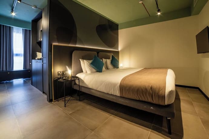 Eleven by Warren Collection, Primary image