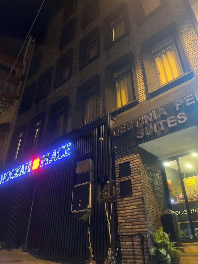 Destinia Pera, Primary image