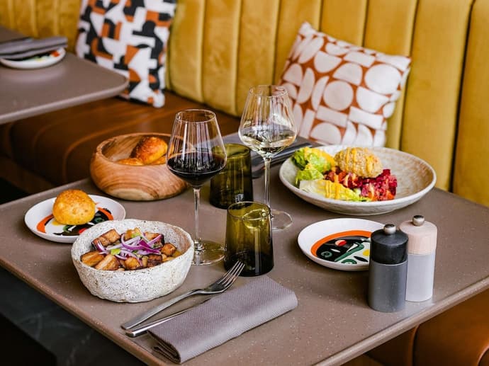 Pullman Lyon, Primary image