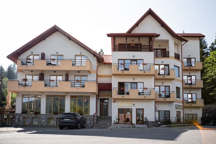 Opus View, Primary image