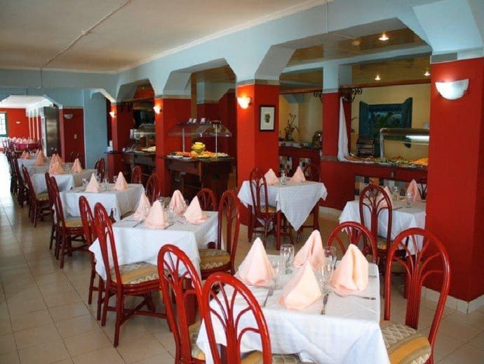 Islazul Los Delfines, Restaurant