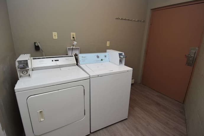 UNIVERSITY MANOR INN, 