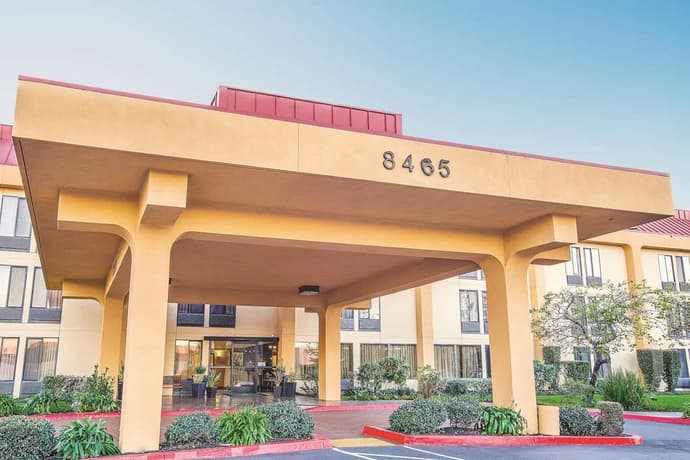 LA QUINTA INN & SUITES BY WYNDHAM OAKLAND AIRPORT COLISEUM, 