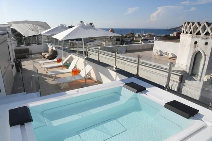 White 1903 - Rooftop Pool & Luxury Rooms, 