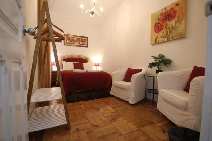 Bordeaux M1 R3 - Nice & Comfortable Double Room with Private Patio & Shared Bathroom, 
