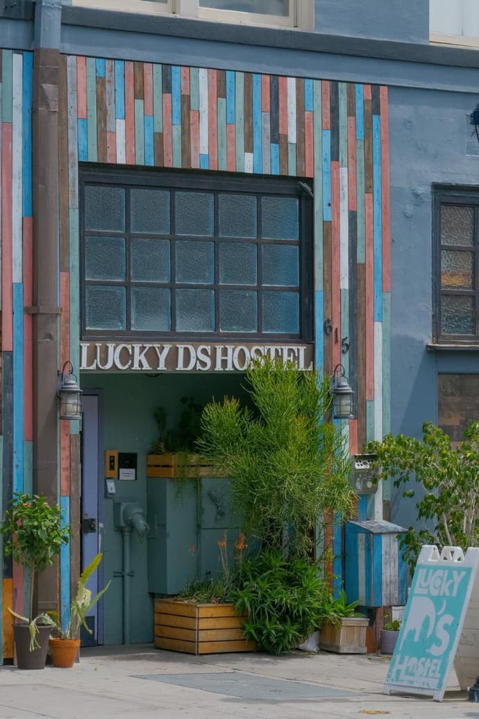 Lucky D's Youth and Traveler's Hostel, 