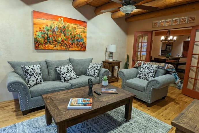 Enchanted Casita with Private Outdoor Hot Tub and Patio, Near Santa Fe Plaza, Sleeps 4 with free parking, 