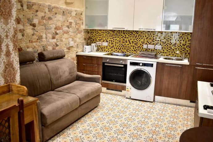 City centre Pied-à-Terre near food market and walking distance to bus terminus, 