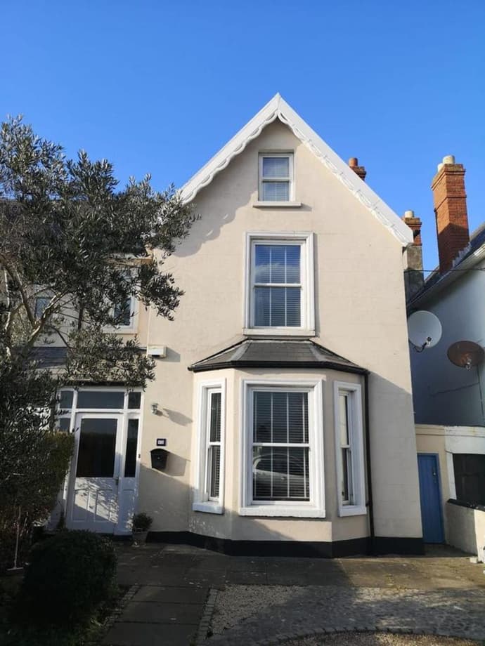 Stylish studio own entrance in Victorian House, 