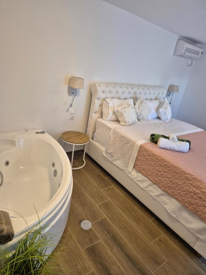 Garden Serenity House - Jacuzzi - 24hr check in - 10m from Airport - Desk, 