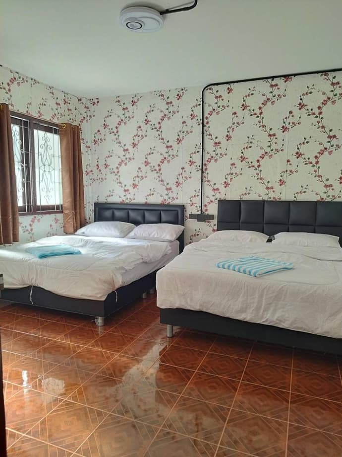 D​ Luck​ Hostel, 