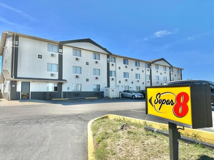 Super 8 by Wyndham Bloomington Normal, 