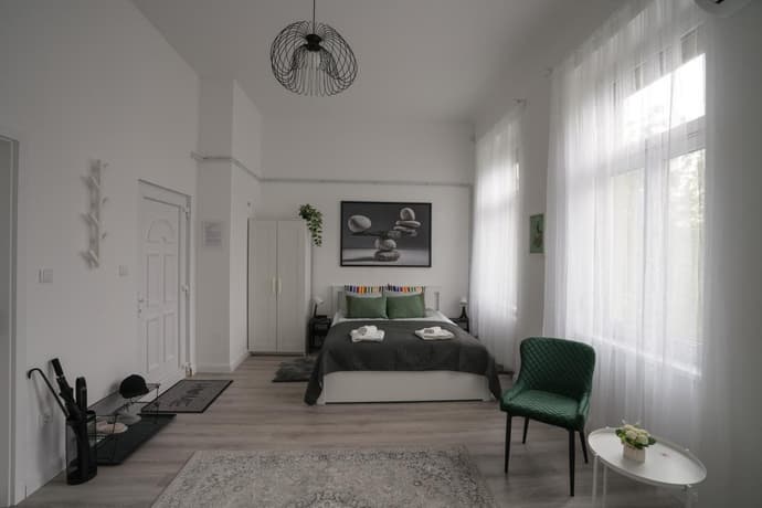 Beautiful newly refurbished studio,fully equipped apartment walking distance to the City Park where you will find the world famous Szechenyi thermal bath spa, Museums , and the Capital Circus , AC, smart TV, high speed internet, 
