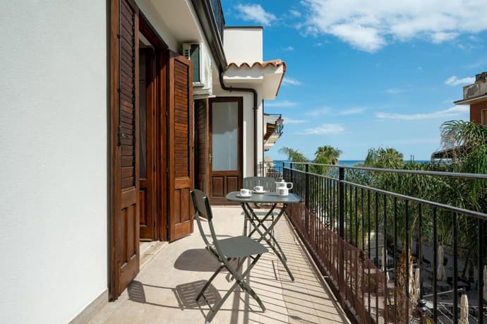 GuestHost - Cozy Flat in the Heart of Letojanni, 