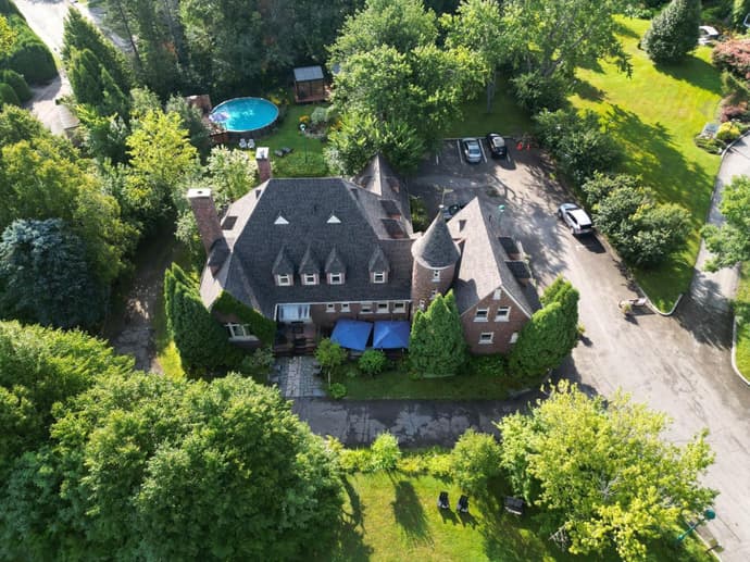 Chateau Murdock Gite, 