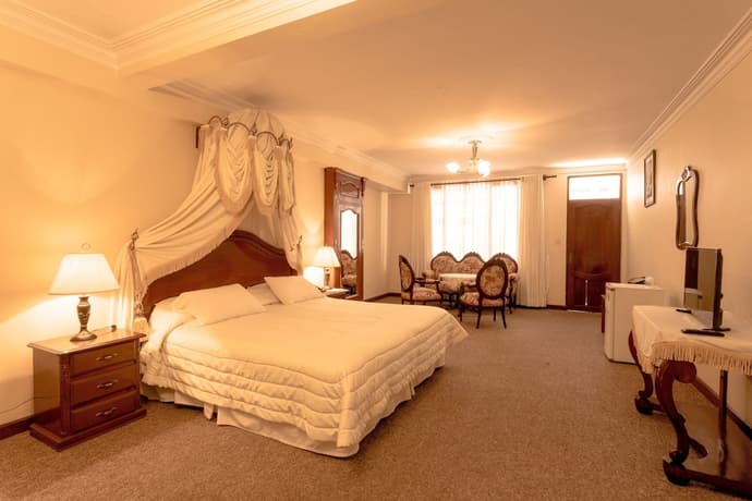 Hotel Independencia, Featured Image