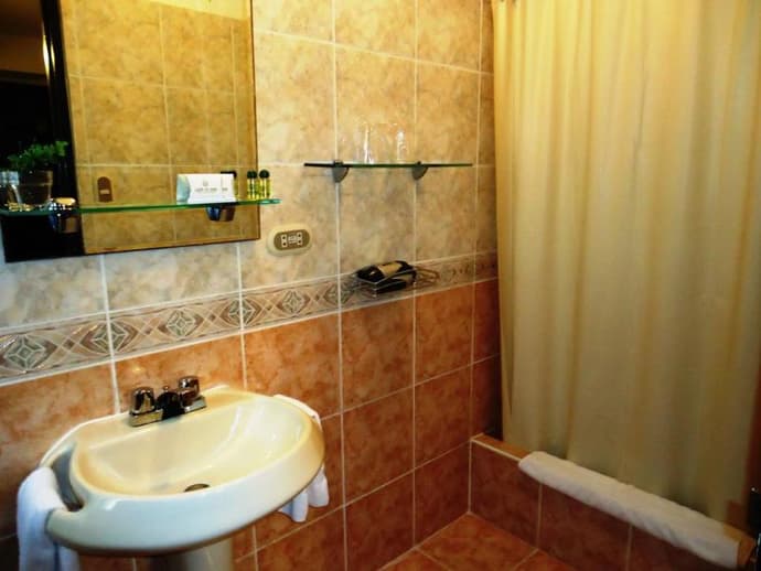 Leon de Oro Inn and Suites, GEN