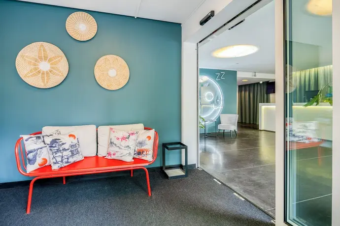 Hotel Louise, Interior entrance
