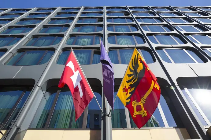 Warwick Geneva, Primary image