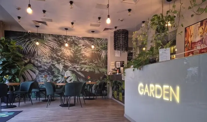 Hotel Garden, Primary image