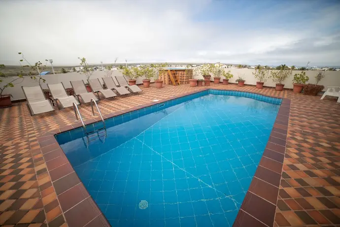 Hotel Albatross, Primary image