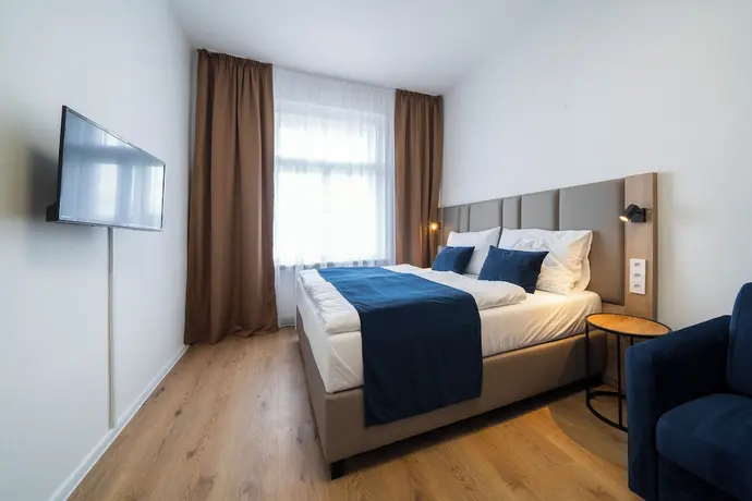 Leon hotel, Primary image