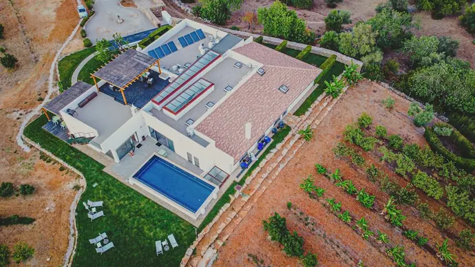 Mercedes Country House, Primary image
