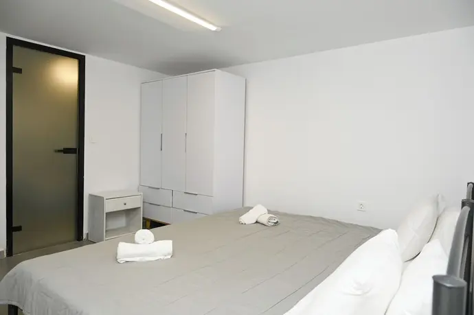 Christy Studios, Room