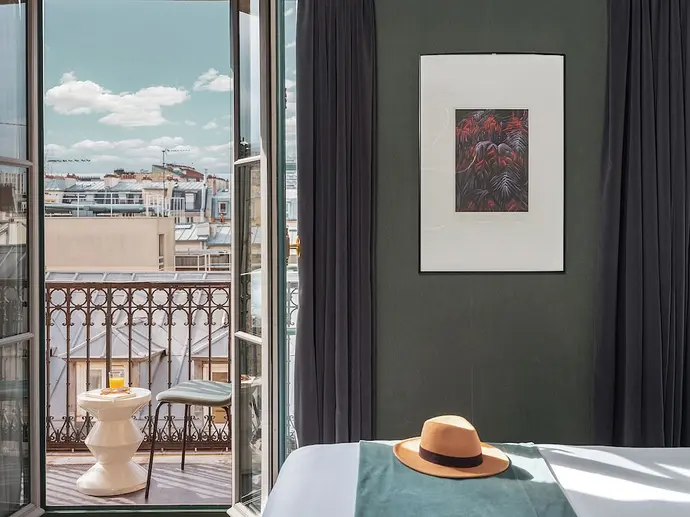 Bob Hotel, Primary image