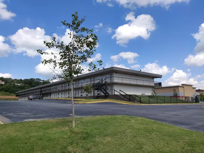 Super Stay Inn, Primary image