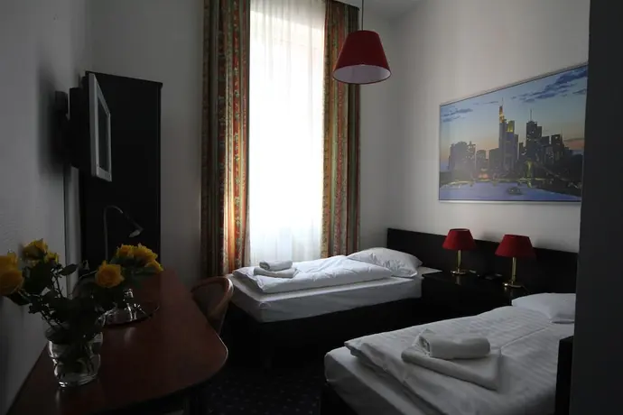 Hotel Carlton, Primary image
