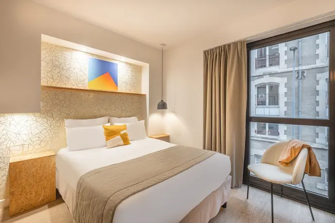 Hotel Izzy, Primary image