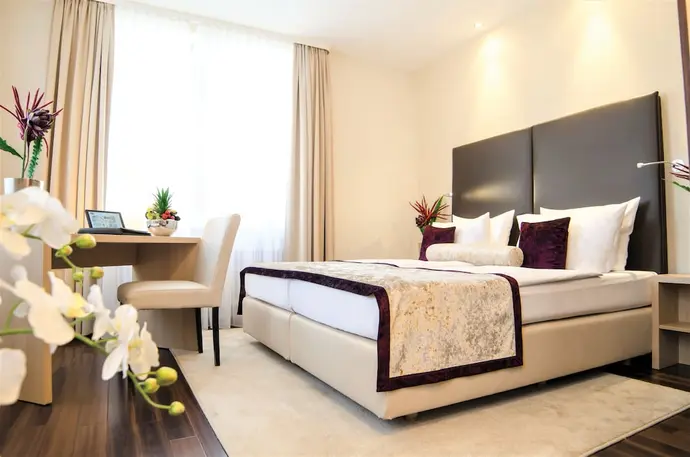 Hotel Merkur, Primary image