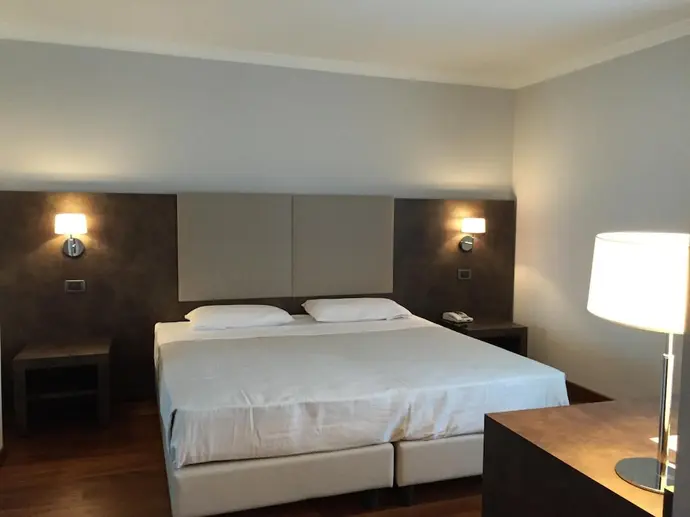 Jet Hotel, Primary image