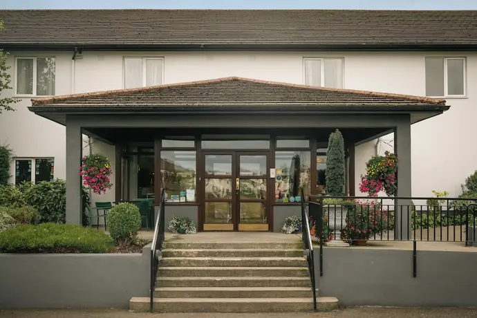 Downhill Inn, Primary image