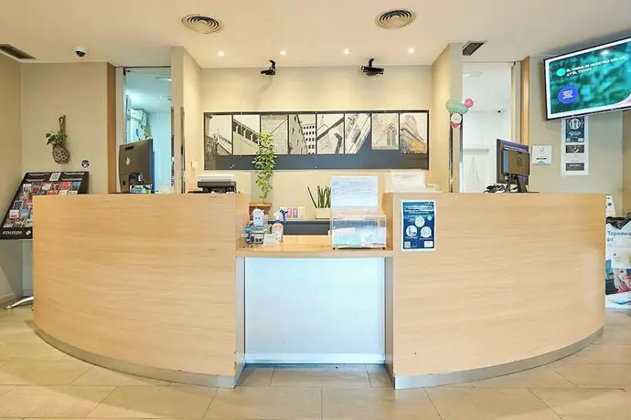 Travelodge BCN Cornellá Fira, Reception