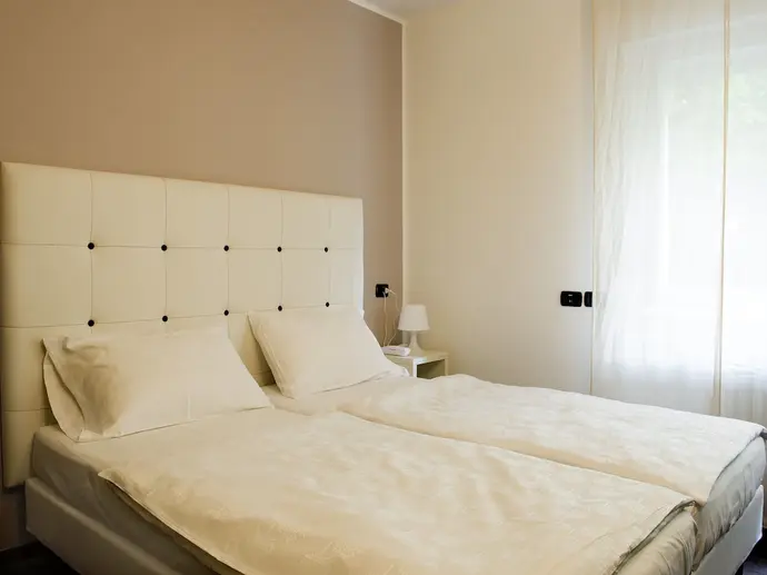Hotel Asterix, Primary image