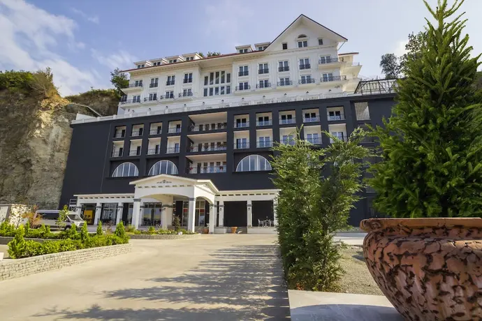 Mell Hotel, Primary image