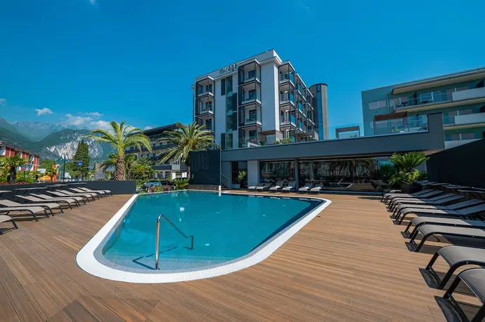 Lake Front Hotel Mirage, Primary image