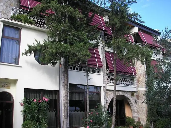 Hotel Baron, Primary image