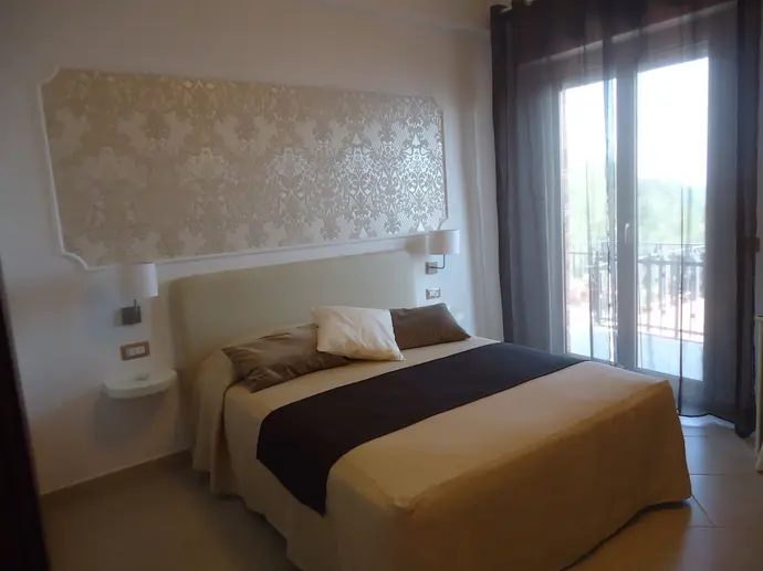 Mini Hotel, Primary image