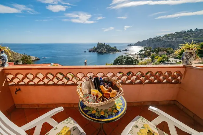 Mendolia Beach Hotel, Primary image
