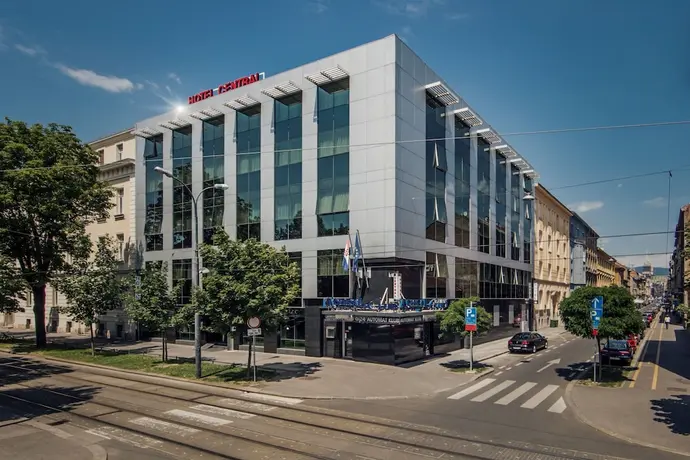 Hotel Central, Primary image