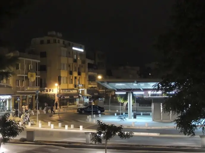 Delphi Hotel, Primary image