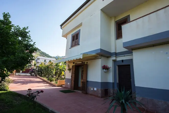 Villa Saturno, Primary image