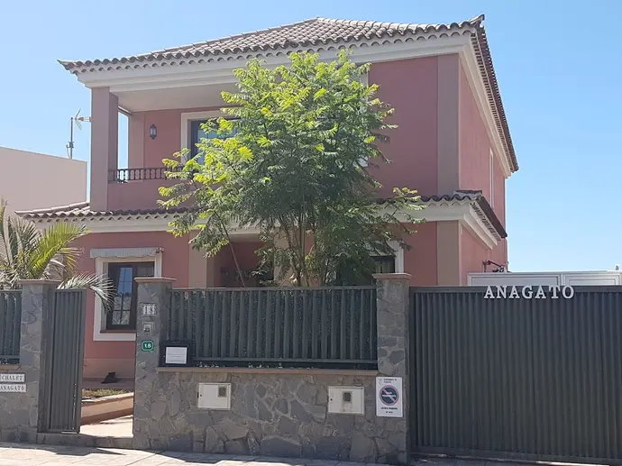 Chalet Anagato, Primary image