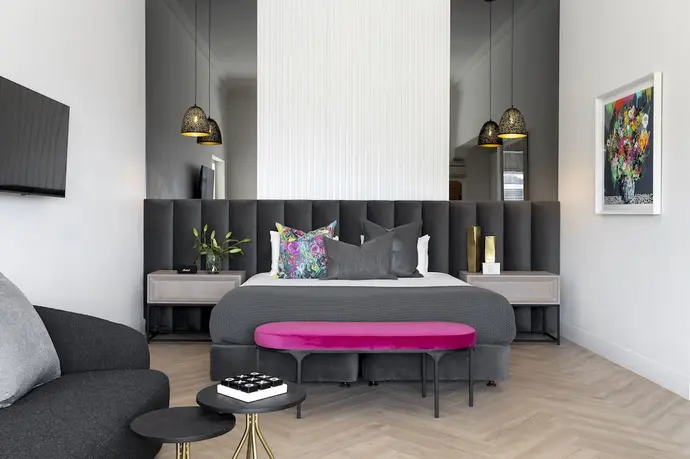 The Clarendon - Fresnaye, Primary image