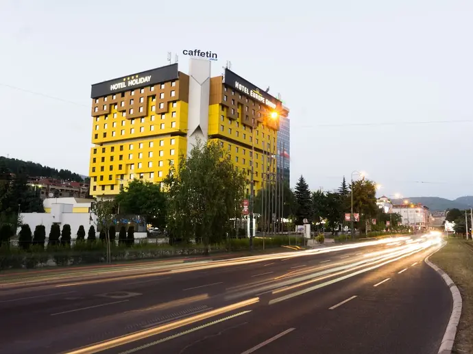 Hotel Holiday, Primary image