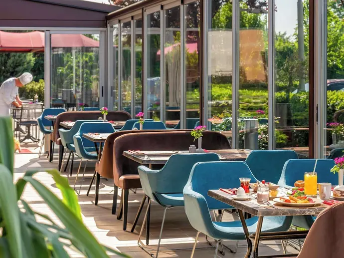 ibis Bursa, Primary image
