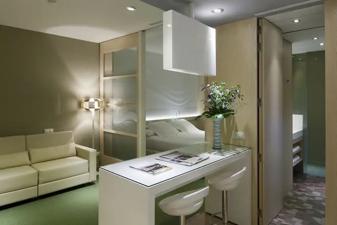 Ako Suite, Primary image